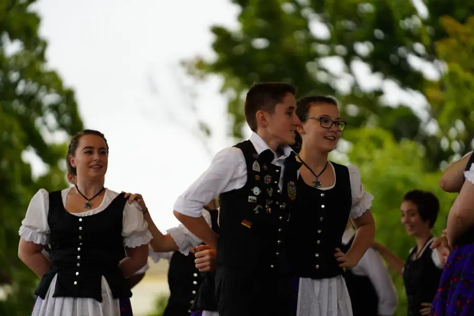 Menschen tanzen einen Volkstanz zum Polterabend