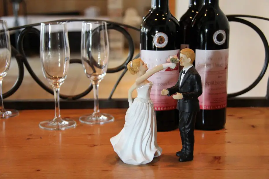 Brautpaar-Figuren vor Weinflasche
