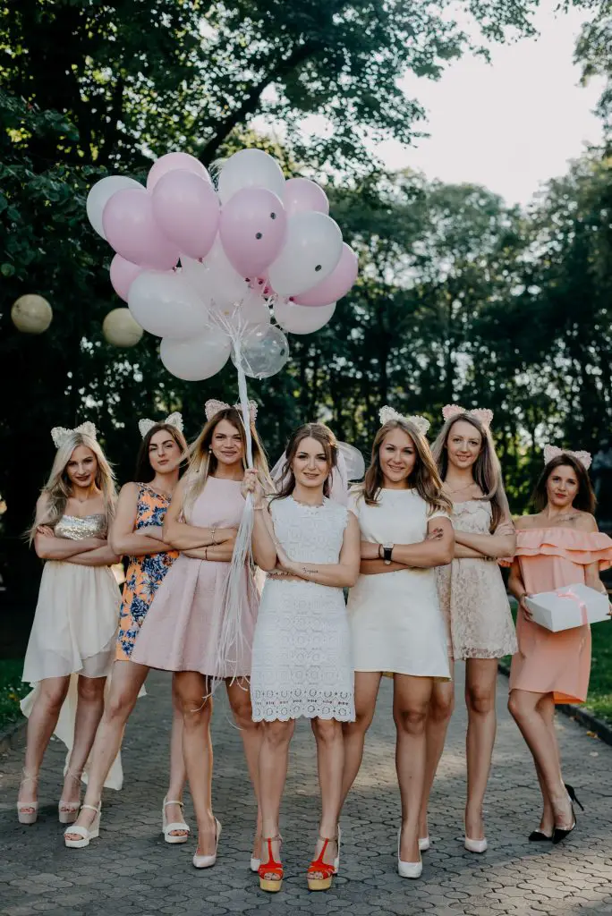 Gruppe Mädchen in zusammenpassenden Outfits bei einer Bachelorette Party
