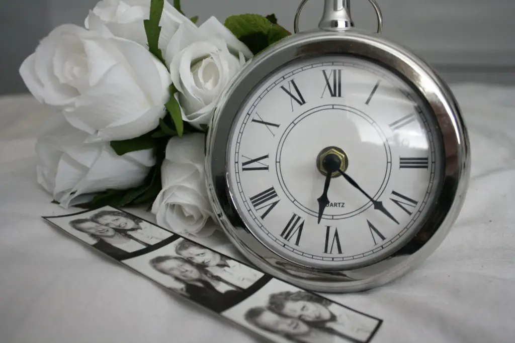 Pocket watch with flowers and photos of a couple, when to rumble?