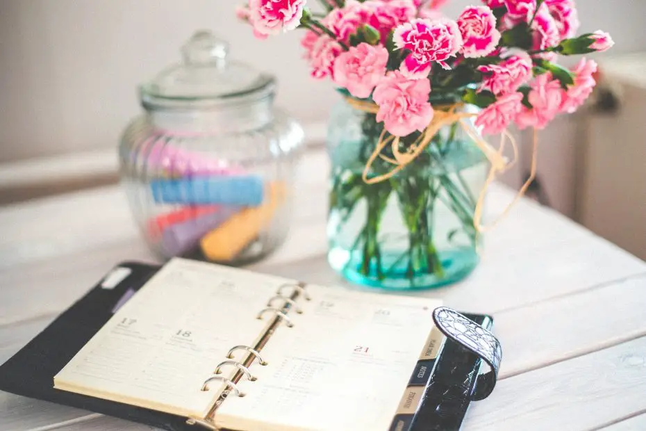 Kalender mit Blumen und Glas voller Marker, Wann soll man den Polterabend feiern?