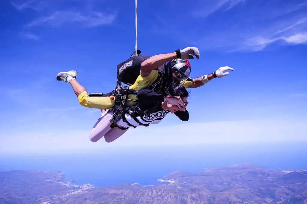 Couple skydiving for bachelorette party, bachelorette party with adrenaline, exciting bachelorette party ideas