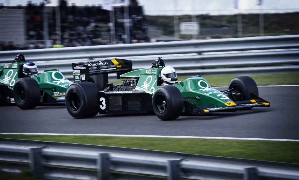 zwei grüne Formel 1 - Wagen auf der Rennstrecke