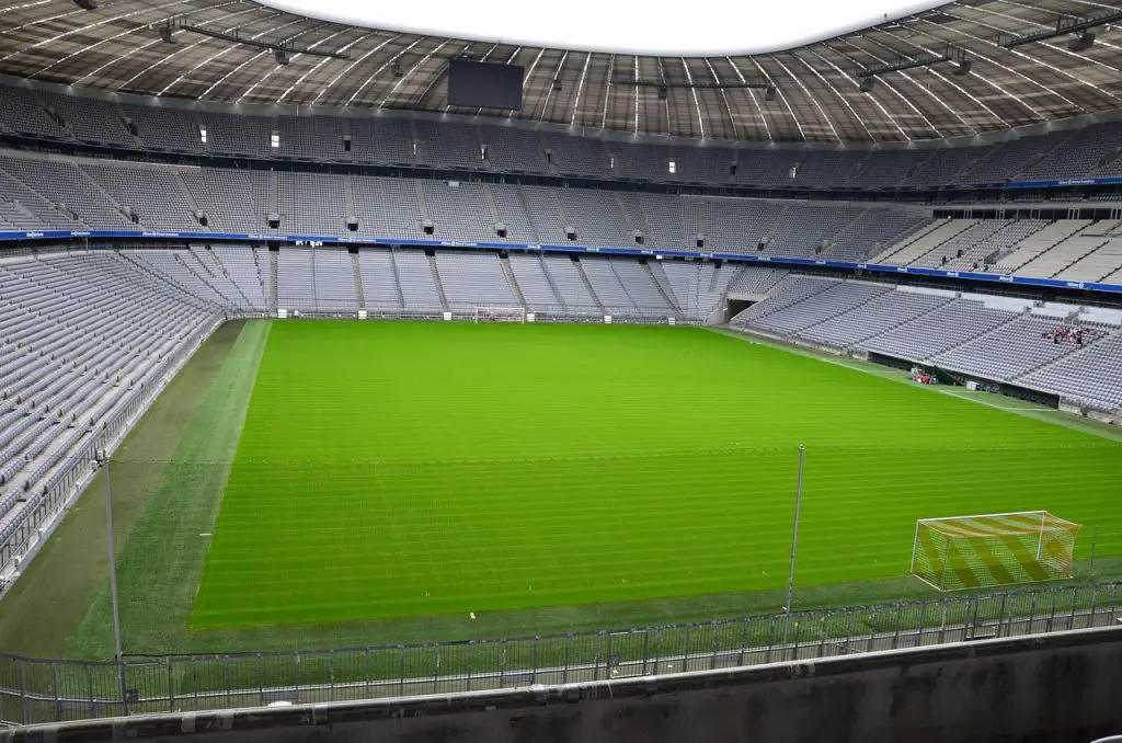 Fußballfeld in der Allianz Arena in München
