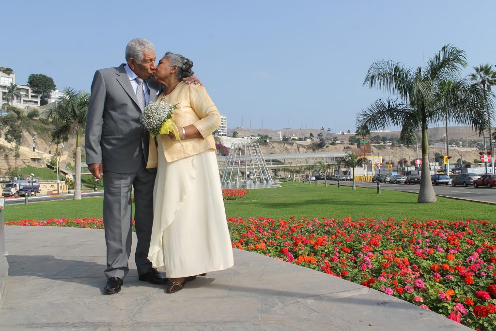 älteres Paar feiert seinen Polterabend für Senioren im Park
