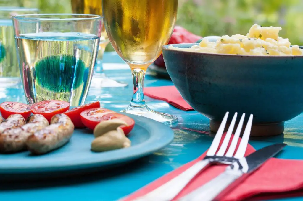 gedeckter Tisch für eine Gartenparty zum Polterabend mal anders