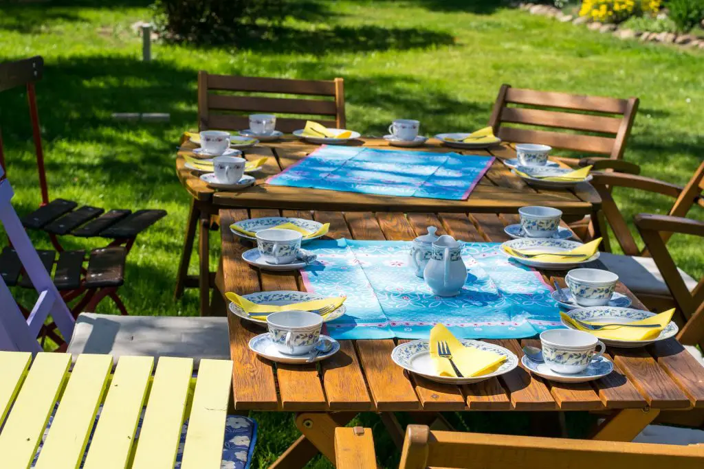 Gedeckte Tische für eine Gartenparty für den Senioren-Polterabend