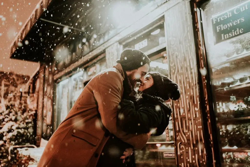 Paar umarmt sich im Schnee - Polterabend mal anders, nämlich zu z weit