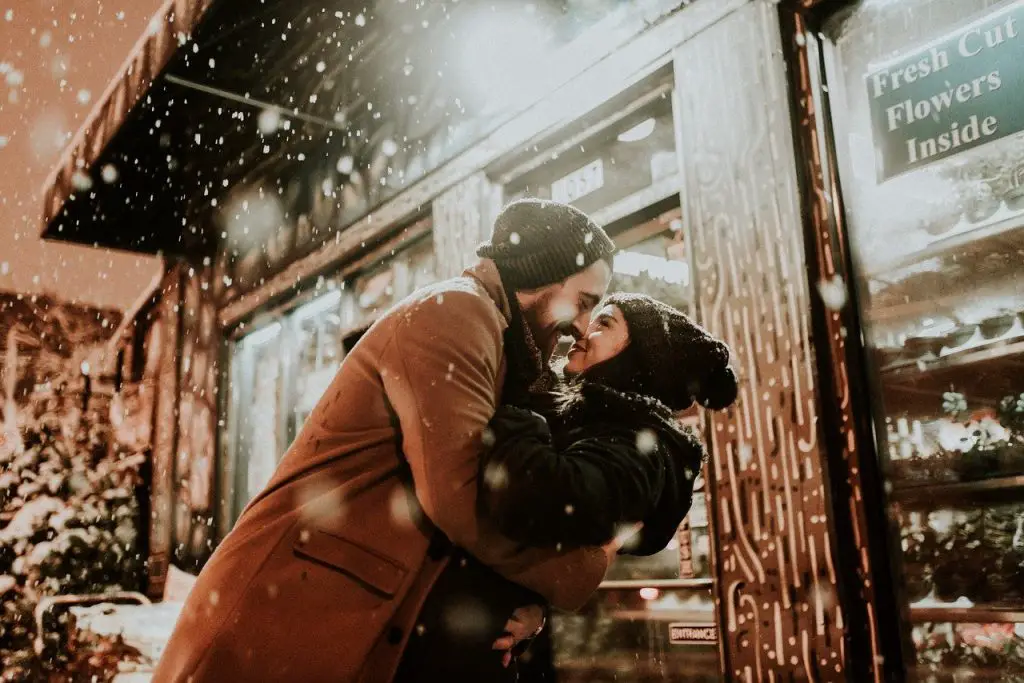 Couple embraces in the snow - stag night times differently, namely to z far