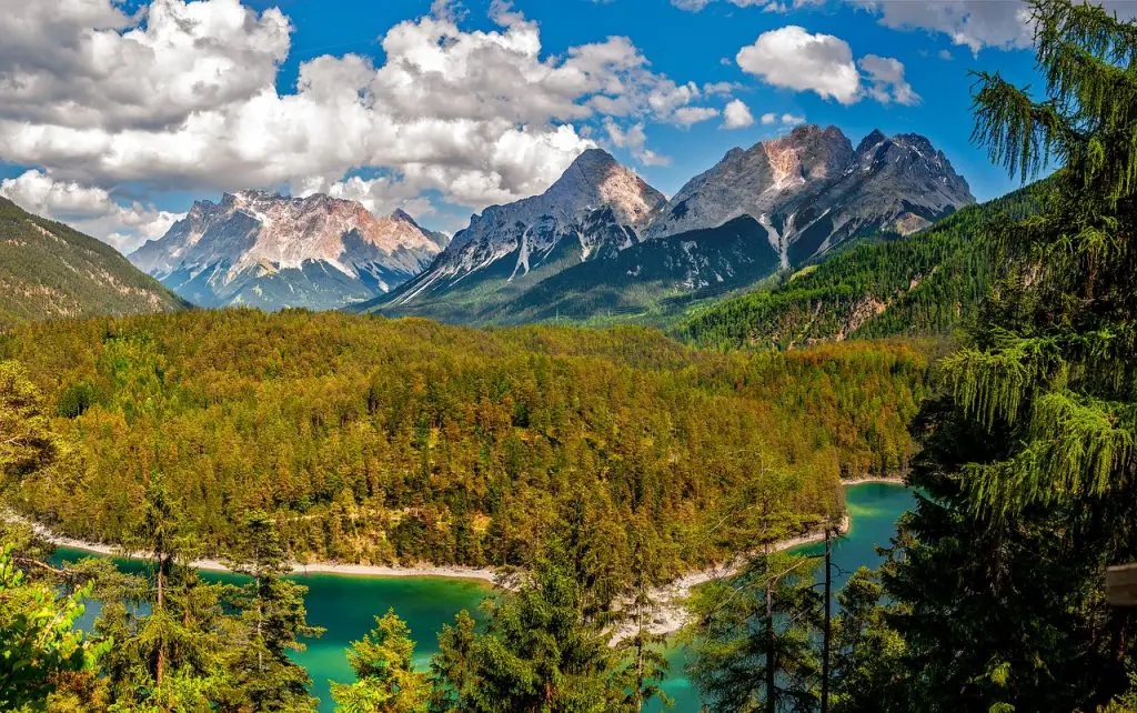 Bergpanorama mit Wald und Fluss