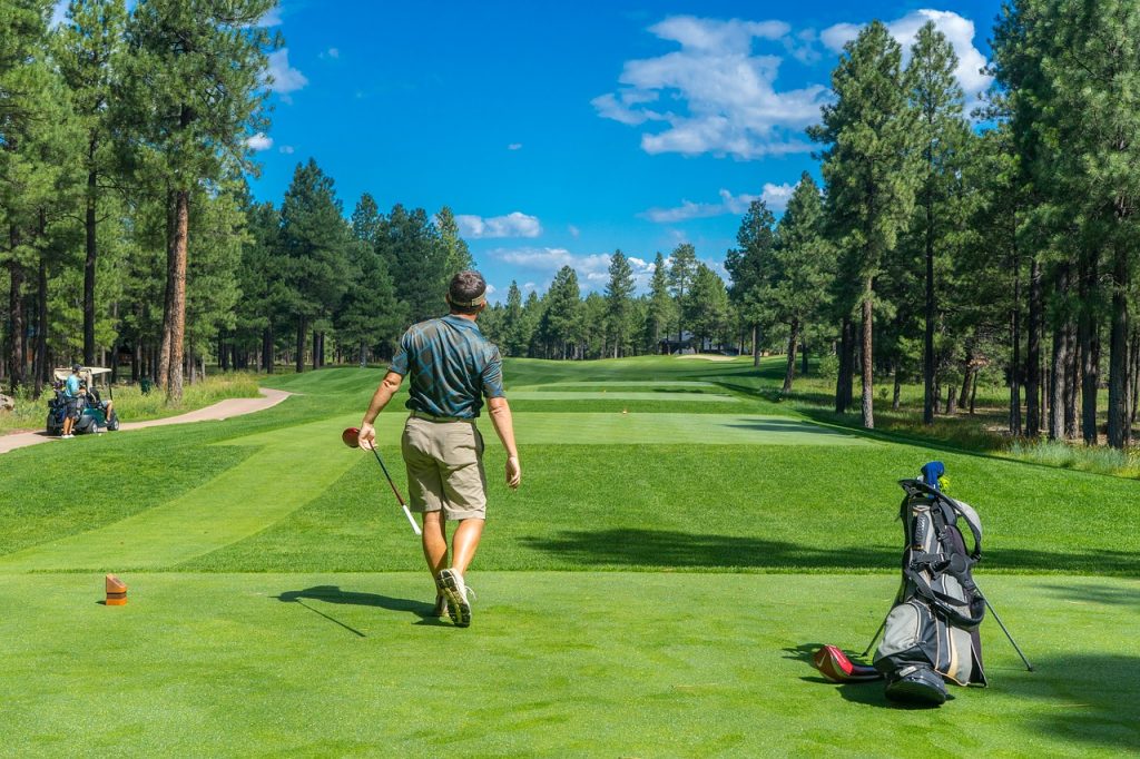 Ansicht auf einen Mann von hinten, der Golf beim Luxus Polterabend spielt