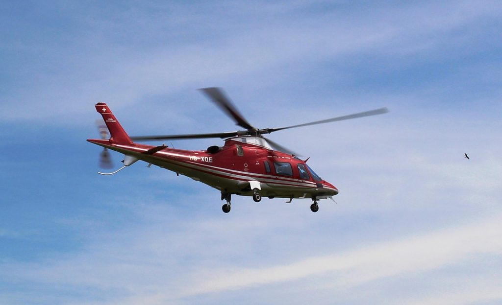 Helikopter bei Rundflug über die Alpen